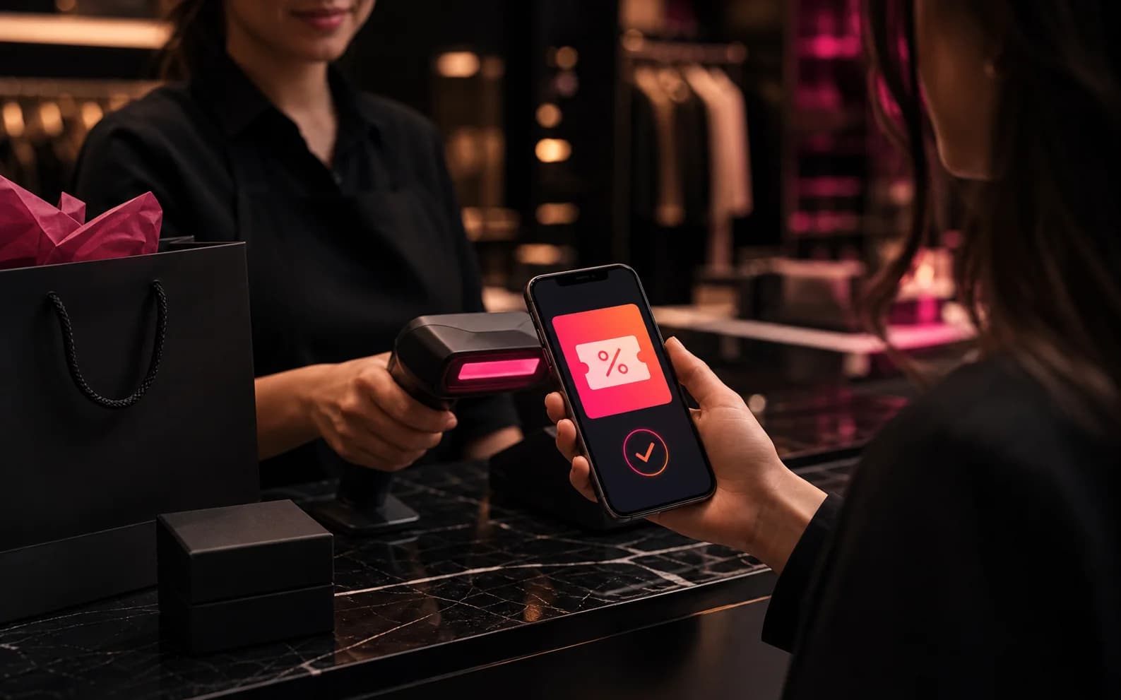 Cliente canjeando un descuento con pase en caja de comercio